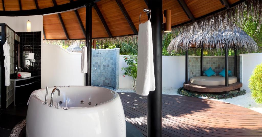 Deluxe Beach Villa - Jacuzzi Area