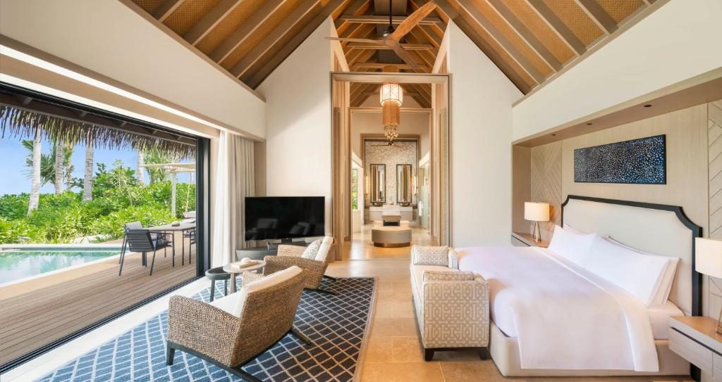  King Grand Beach Villa with Pool Bedroom