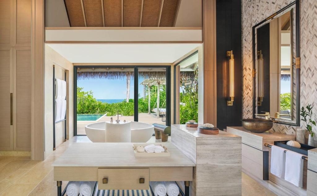  King Grand Beach Villa with Pool Bathroom