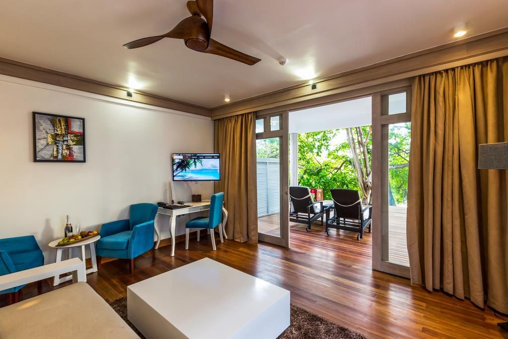 Beach Suite with Pool Living Space