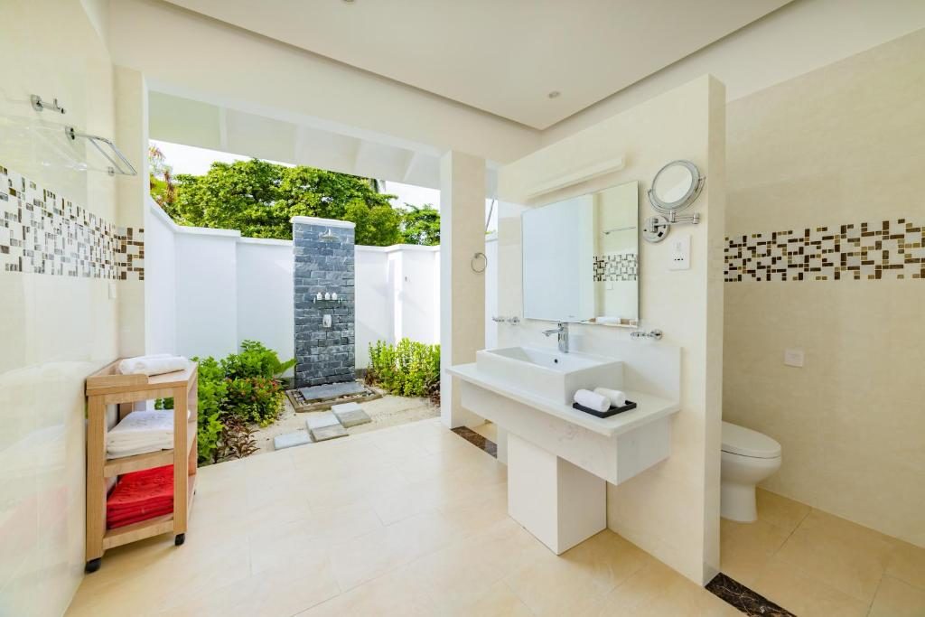 Pool Beach Villa Bathroom