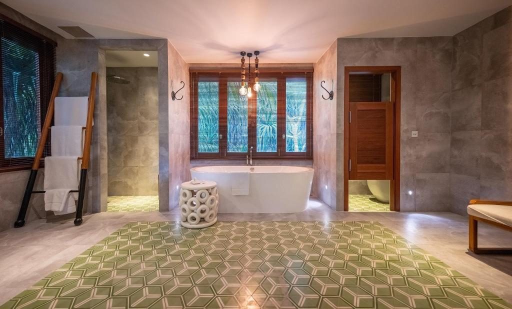 Treetop Pool Villa Bathroom