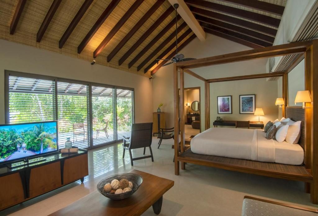 Sunrise Deluxe Beach Pool Villa Bedroom