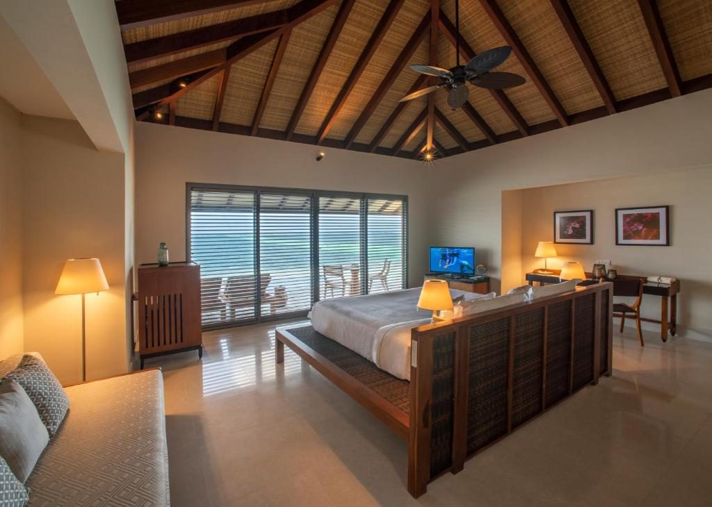 Lagoon Pool Villa Bedroom